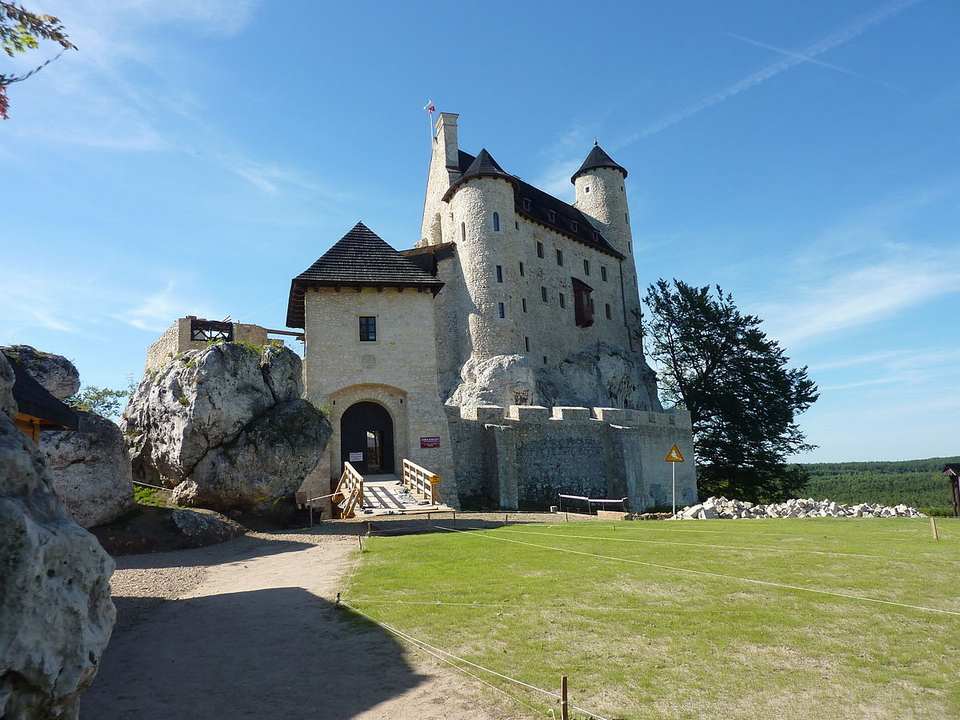 „Zamek Bobolice (Castle of Bobolice)” autorstwa Creator: Bobolus - "Own work". Licencja CC BY-SA   3.0 na podstawie Wikimedia Commons