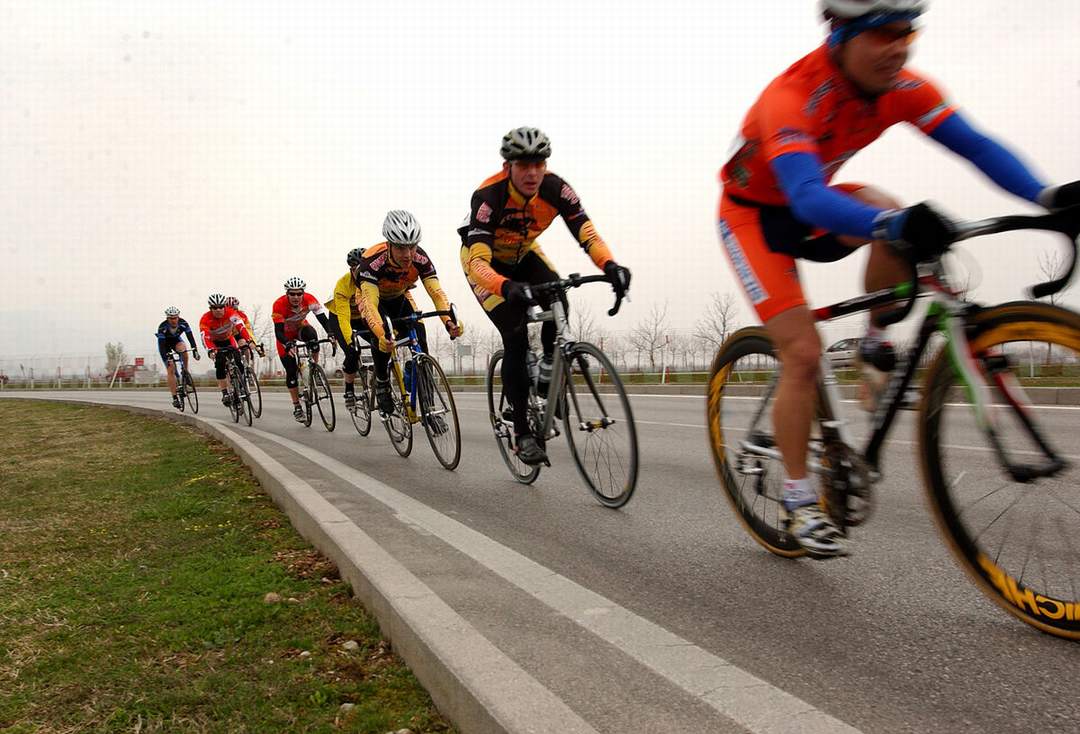 A team of riders draft behind one another, forming a paceline; Fot: commons.wikimedia.org